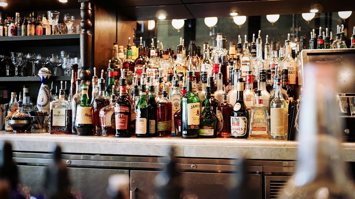 Decoding Symbolism in British Pub Signs